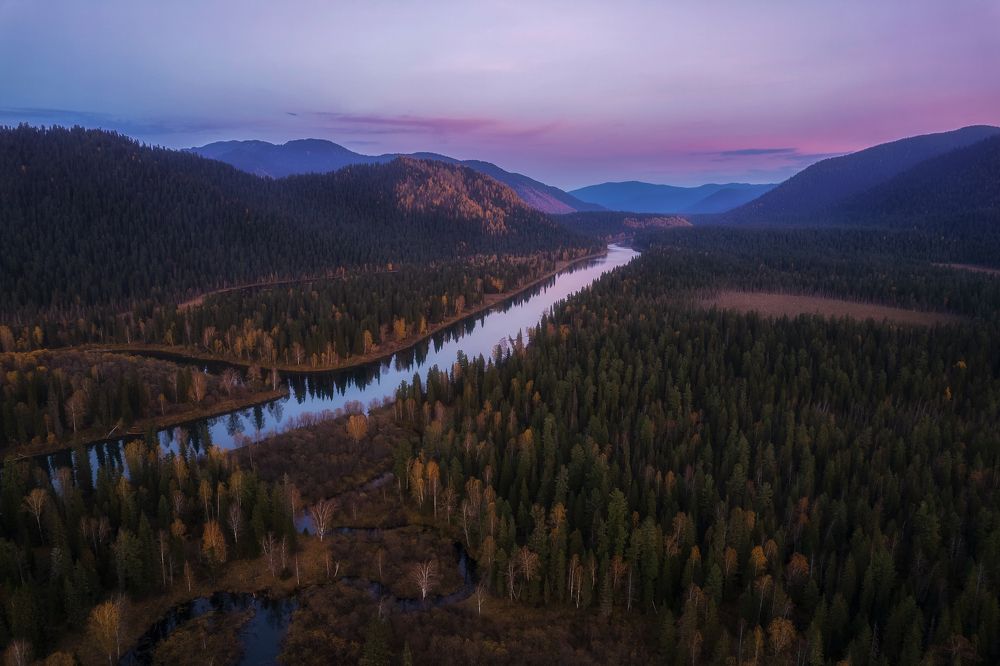 Вечерние сумерки на таежной реке