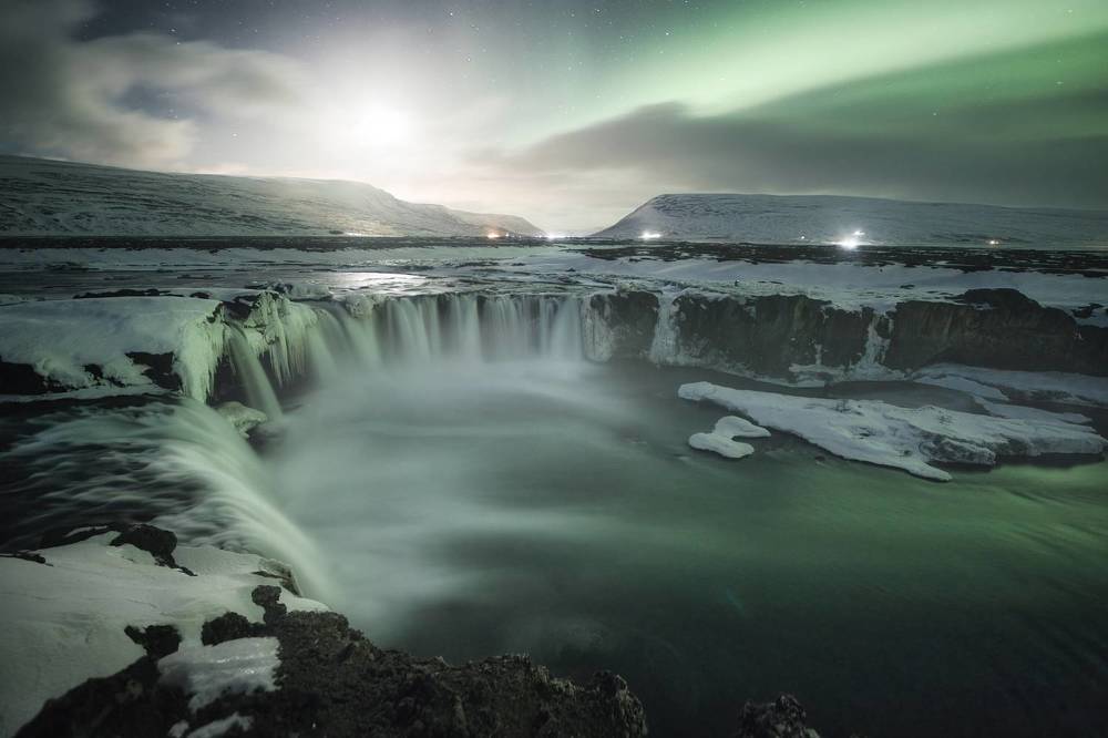 Moonset at Godafoss