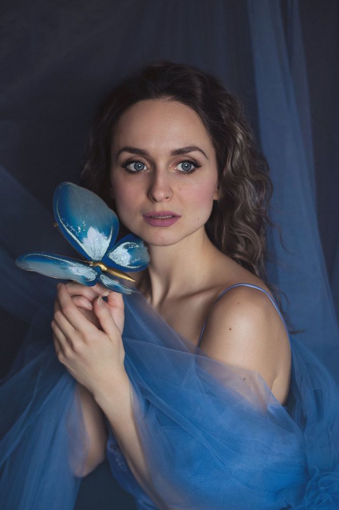 Девушка с бабочкой