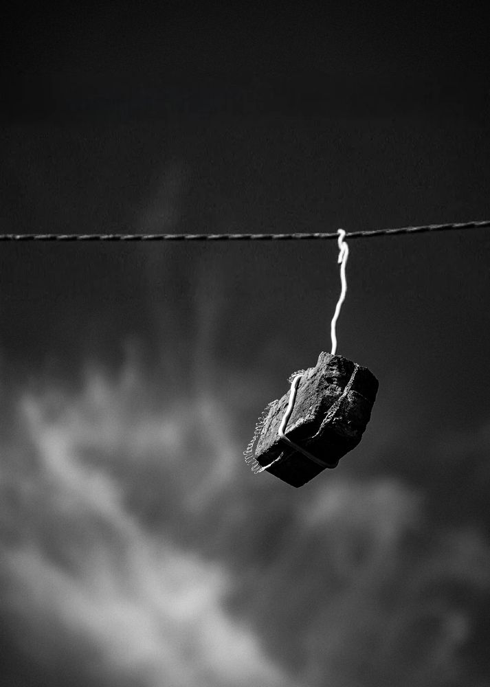 Кирпич на проводе