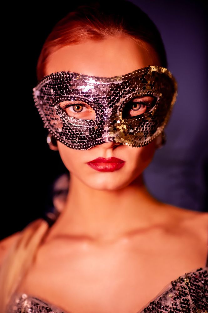 Софи. Девушка в маскарадной маске