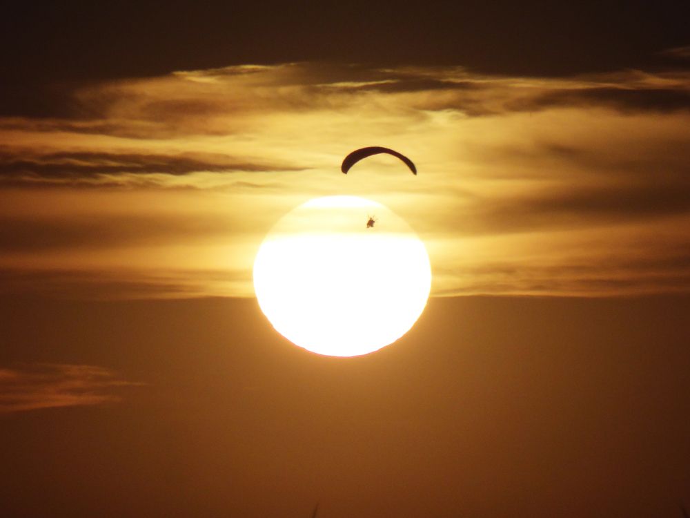 Sobrevoando em frente ao sol