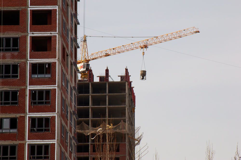 улица. люди. машины, стройка