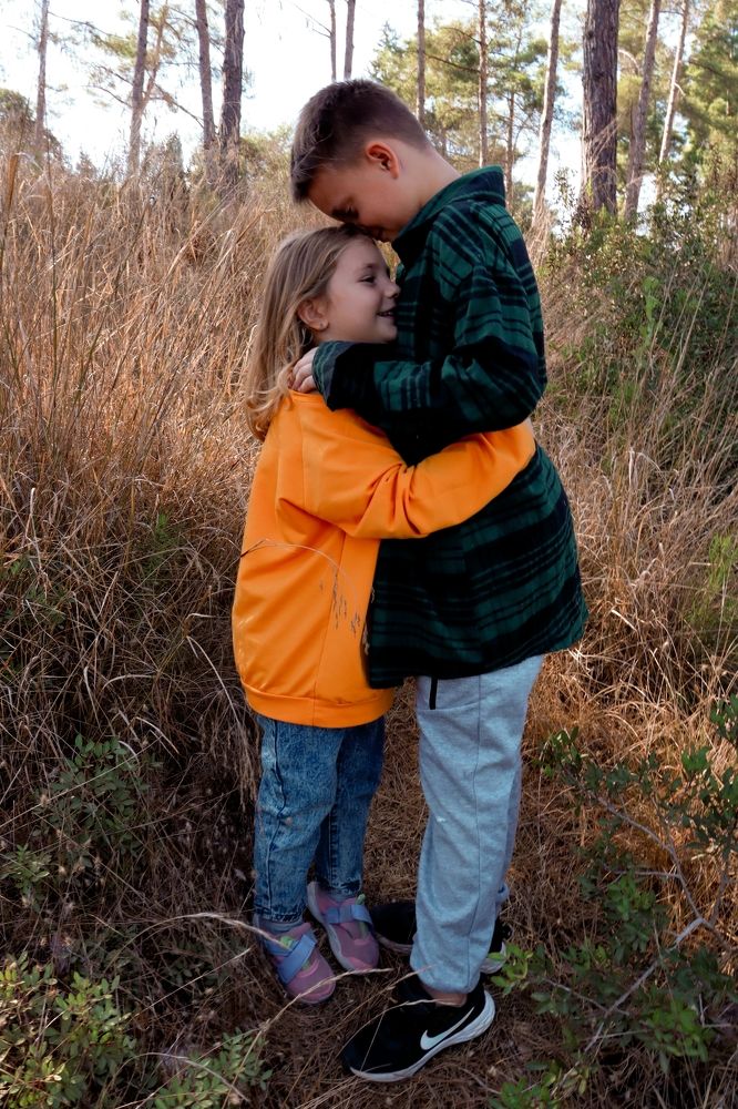 Нежная любовь брата и сестры