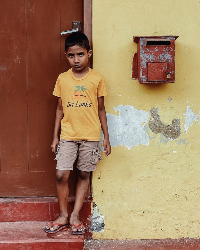 Мальчик у почтового ящика