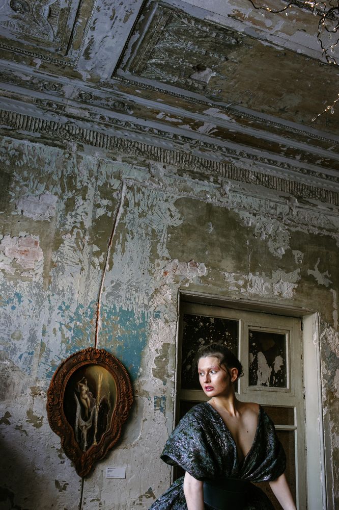 Нынешняя красота на фоне былого великолепия.