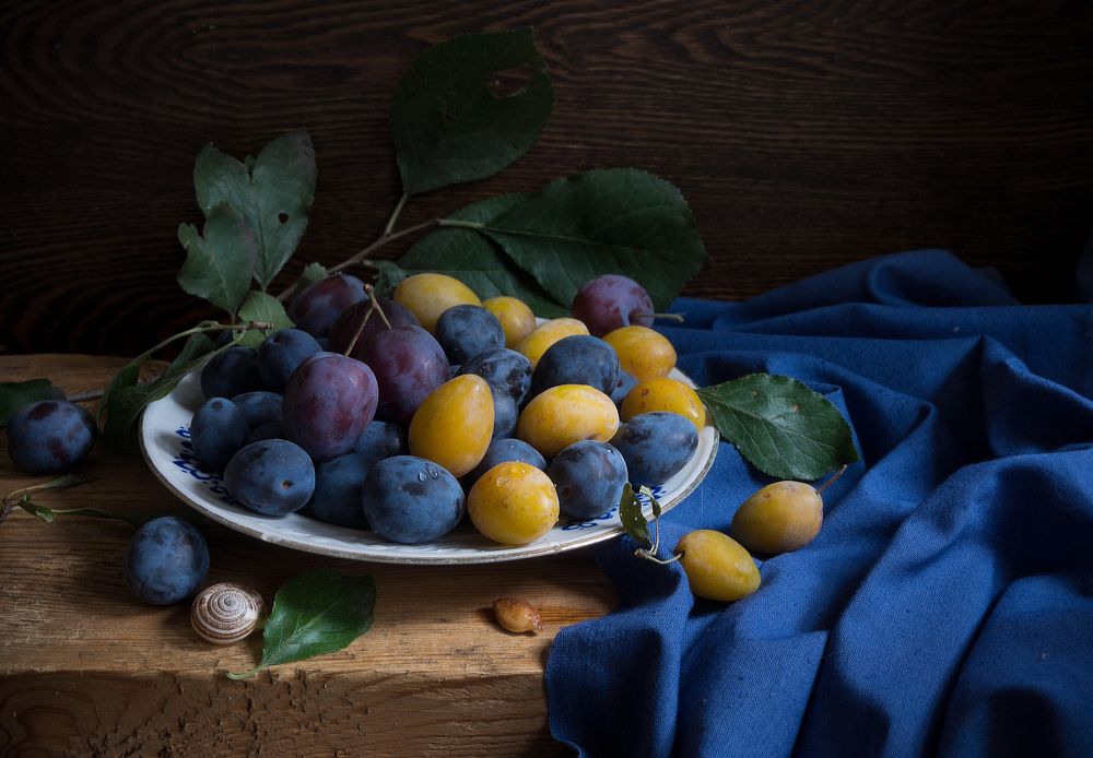 Спелые сливы.