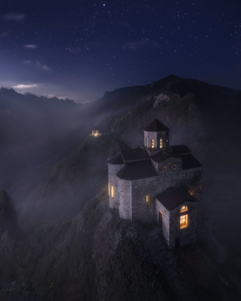 Оконец тёплый свет