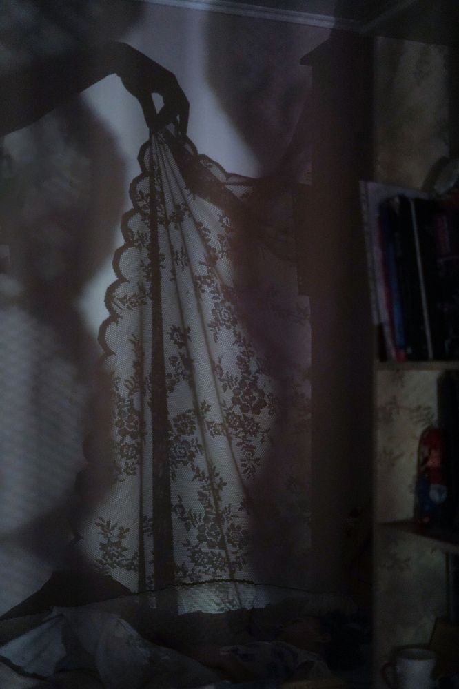 Ночь оплетает кружевом снов. The night weaves a lace of dreams