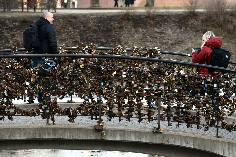 А куда мы повесим свой замочек? / Where will we hang our lock?
