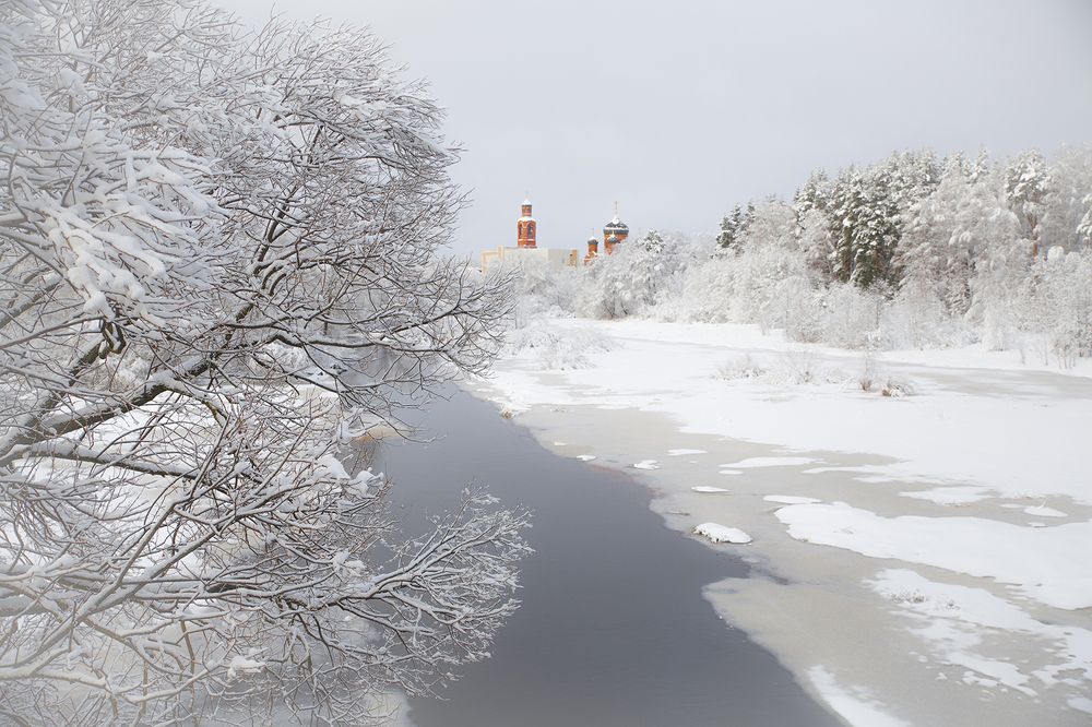 Ослепительно яркий день.