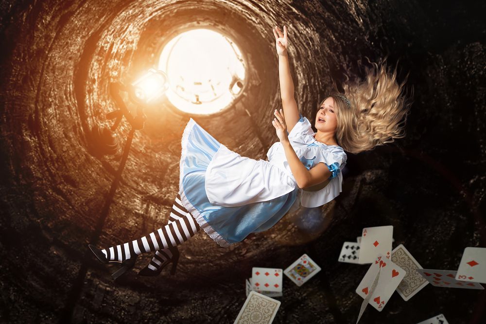 Алиса падает в кроличью нору