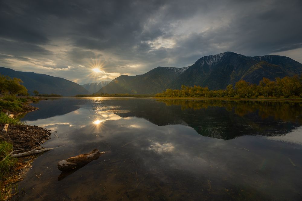 Рассвет на Телецком озере.