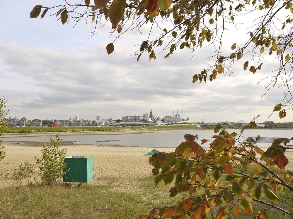 Вид на Казанский кремль осенью с правого берега реки Казанки.