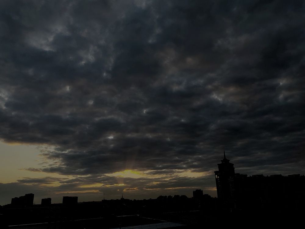 Городское небо хмуриься