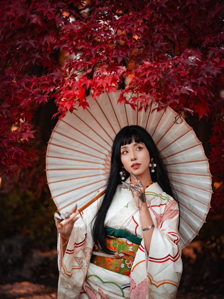 Kimono lady in the autumn