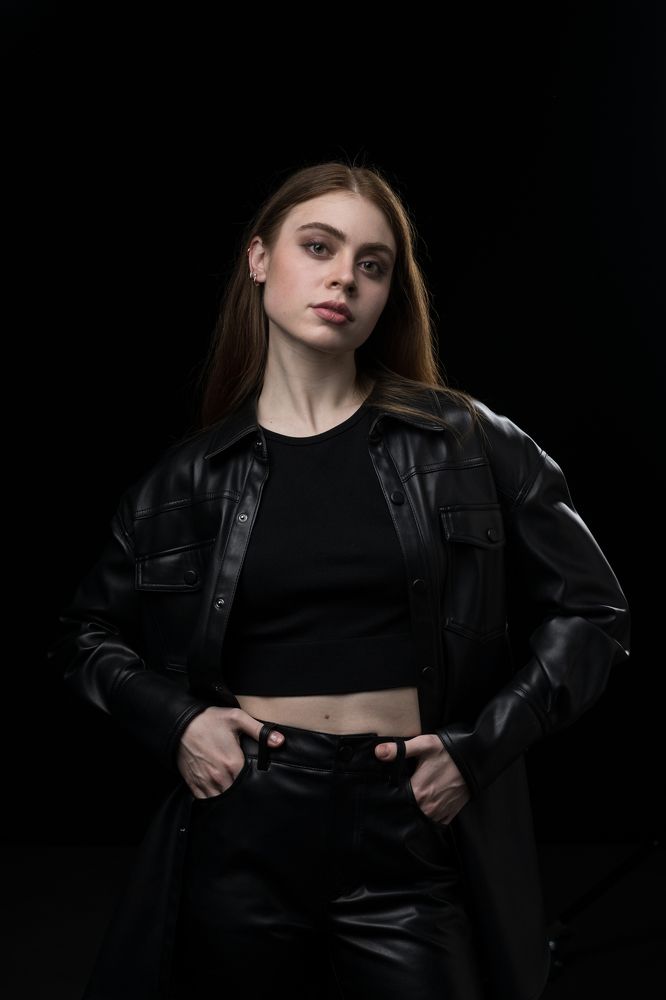 Девушка в черном