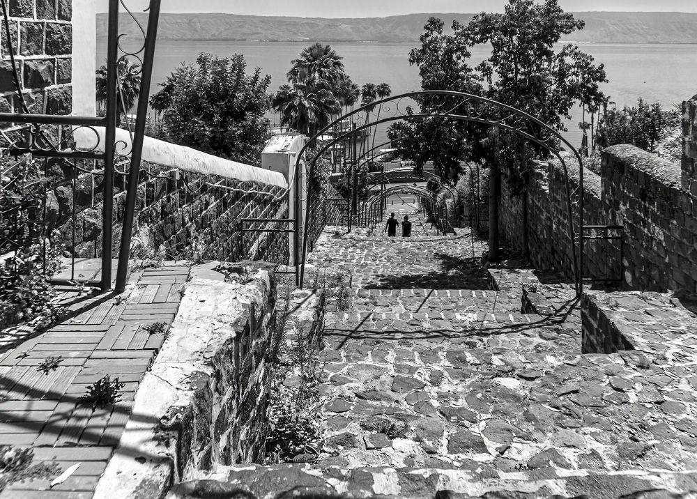 Спуститься к озеру