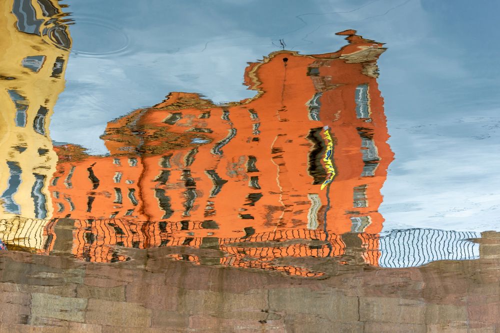 Весенний акварельный канал Грибоедова. Дом-утюг.