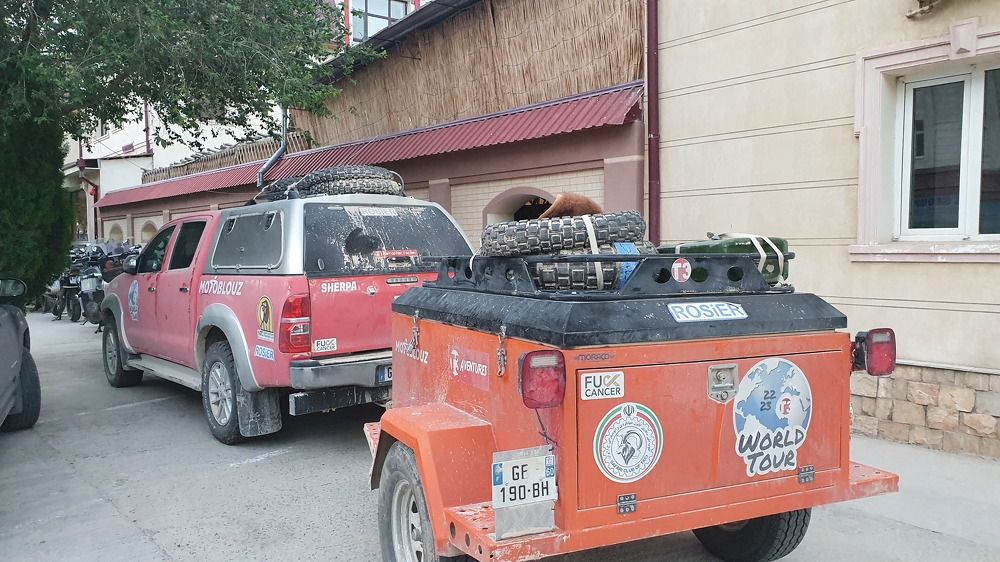 Участники гонки на привале гостиницы "Шелковый путь"