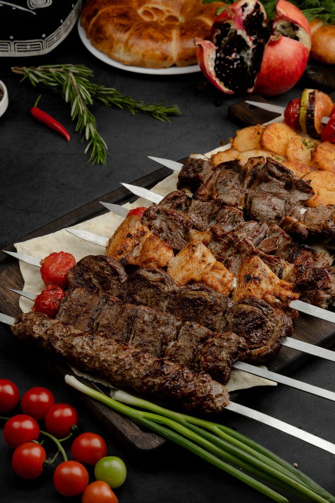 Шашлык-ассорти с зеленью и овощами.