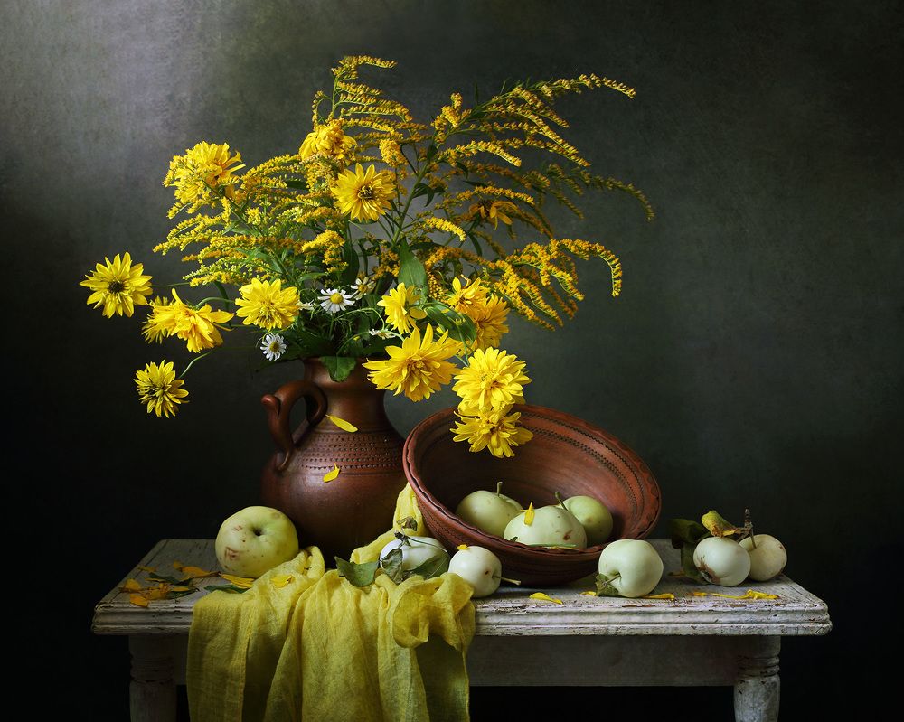 Дачная зарисовка с цветами и яблоками.