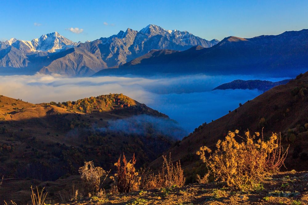 Вечерний туман в горах Осетии.