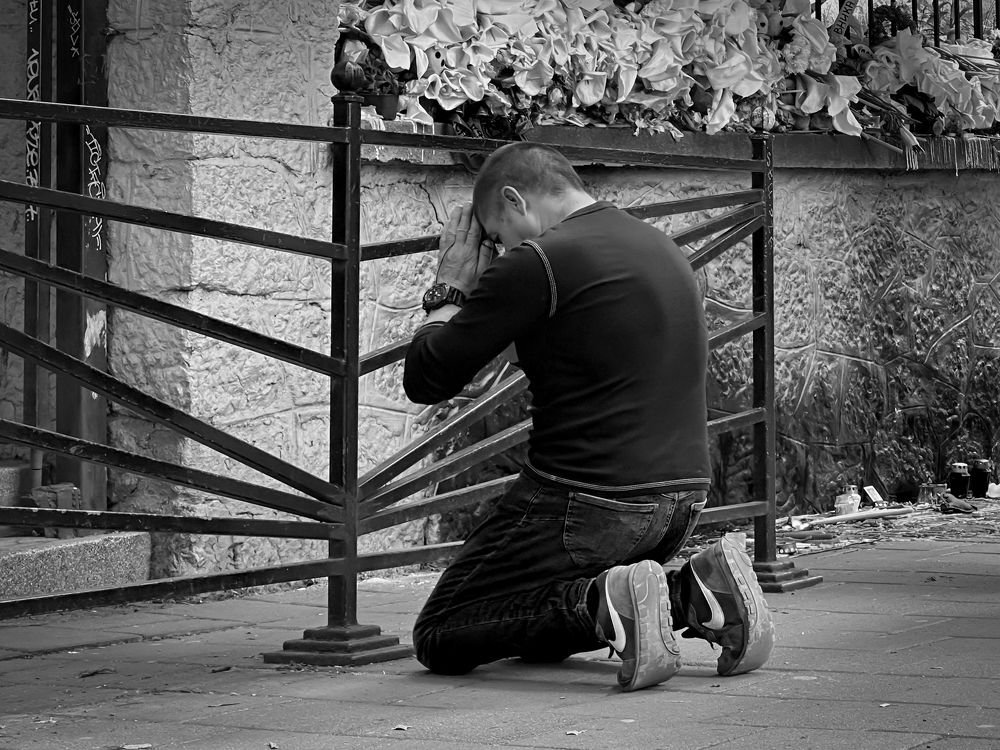 Белград. Май 2023. Школа. Стена памяти на месте теракта.