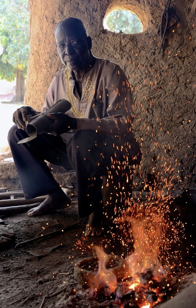 Кузнец за работой