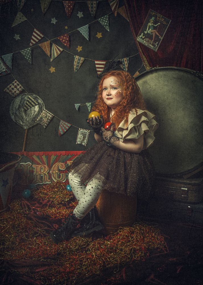 A chapiteau and a girl