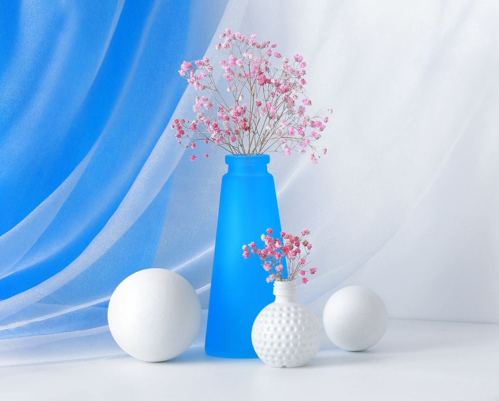 Натюрморт с белыми шарами