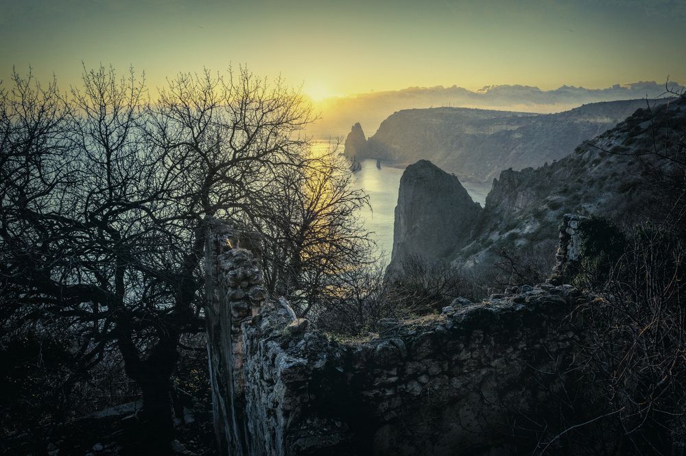 Над руинами дома адмирала Лазарева