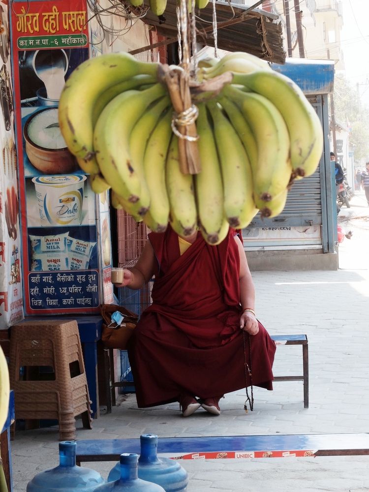 Монах пьет чай.Бананы ждут своего покупателя.