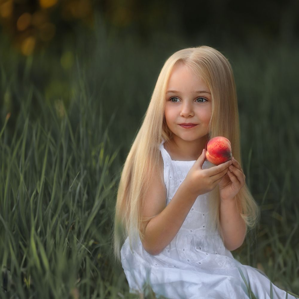 Девочка и персик