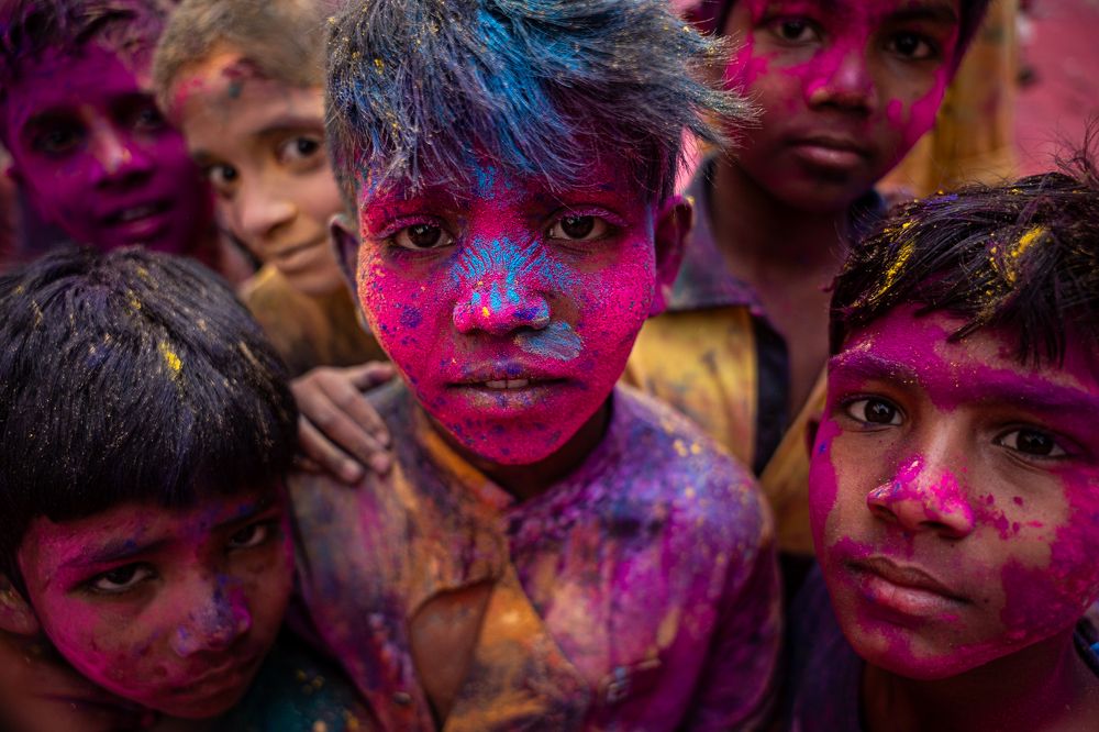 Holi stares