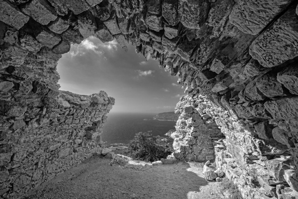 Холодные камни крепости Монолитос