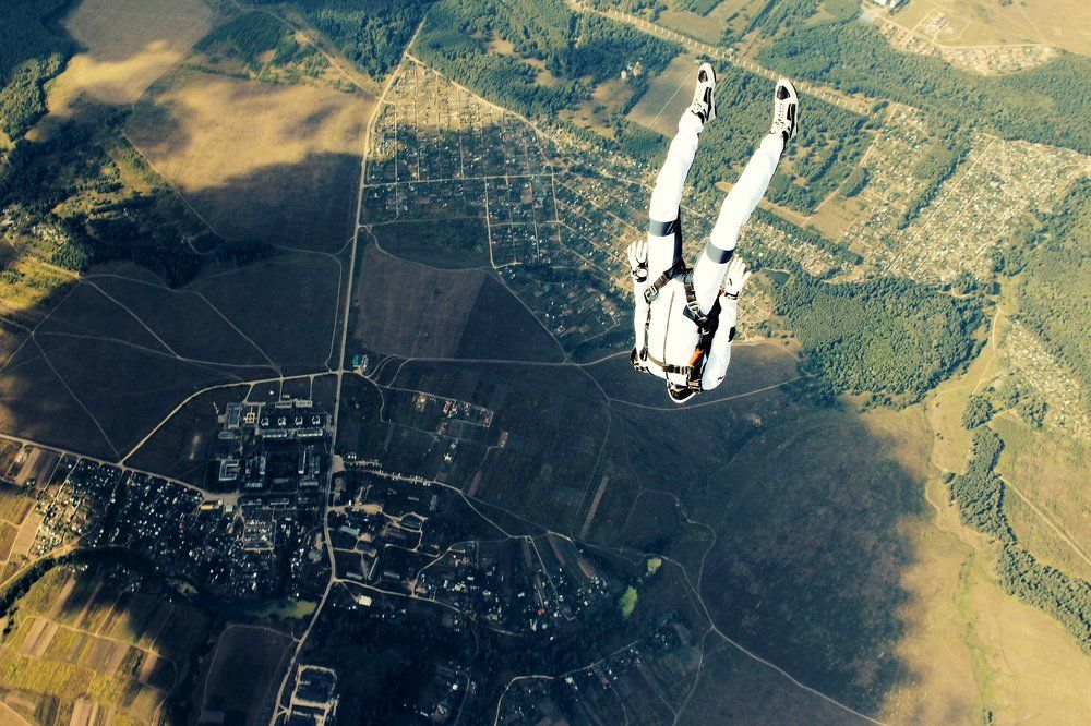 Парашютист - ускорение