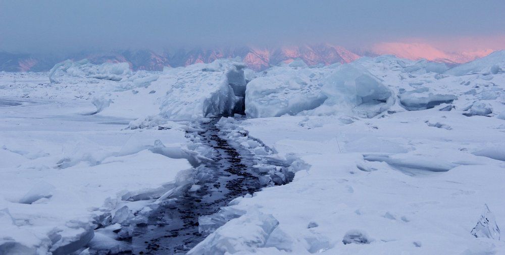 Байкальский лед на рассвете