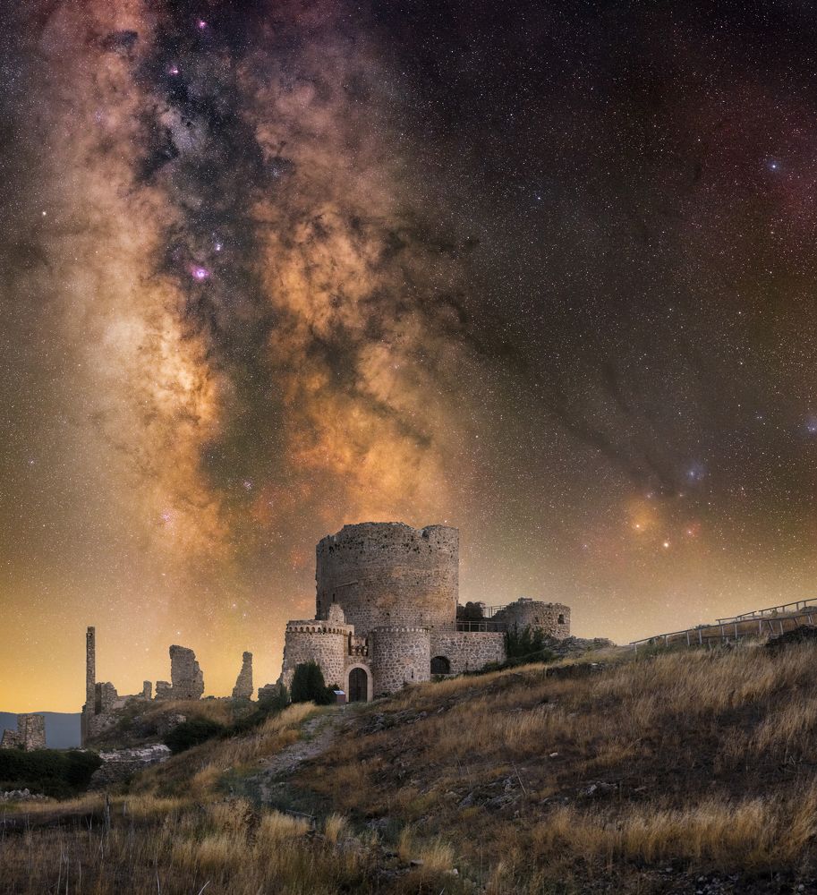 La Vía Láctea sobre el Castillo de Moya