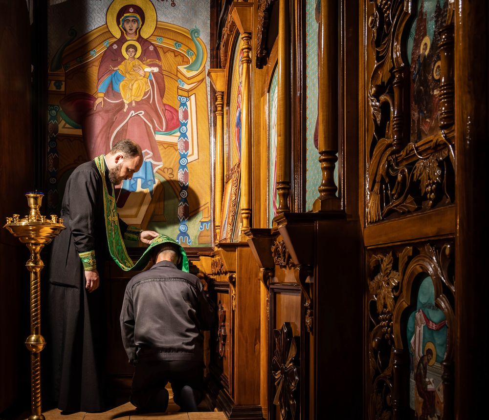 исповедь в храме при  колонии строгого режима