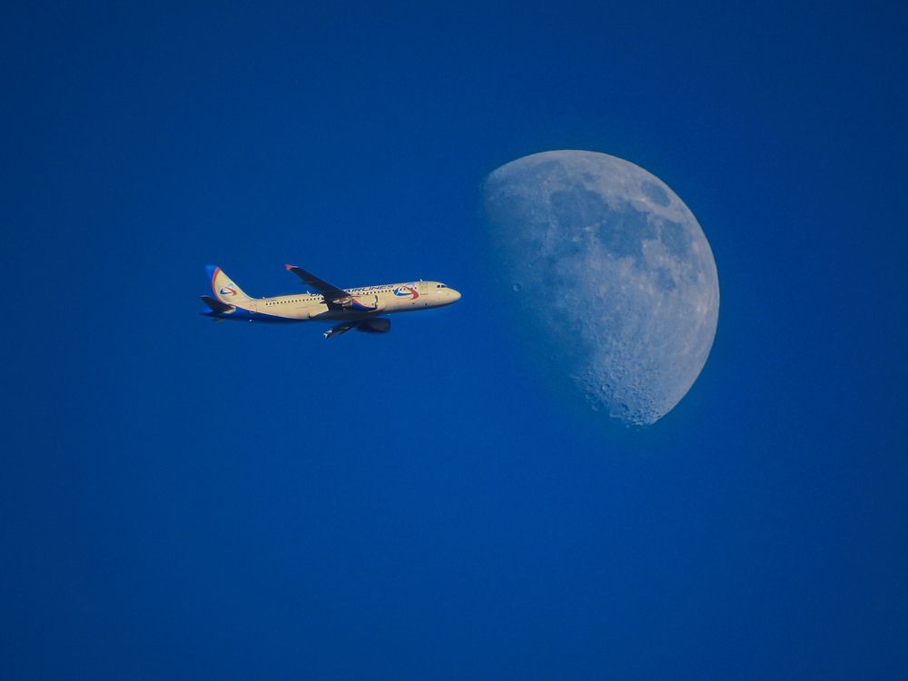 Самолет и луна