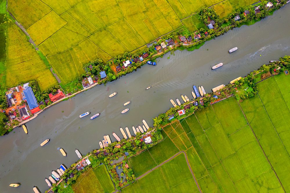 HOUSEBOATS RUNNING THROUGH BACKWATERS