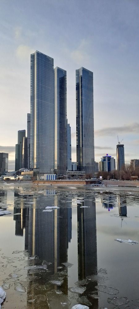 Вечерний зимний городской пейзаж Москва - Сити.