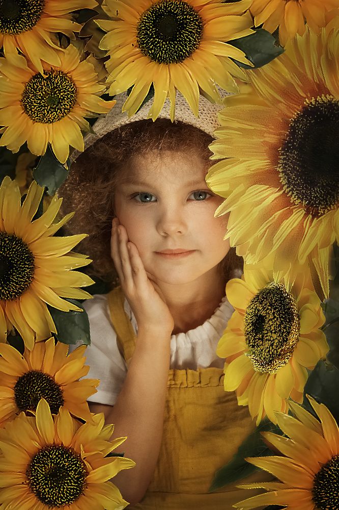 Малышка в царстве подсолнухов.