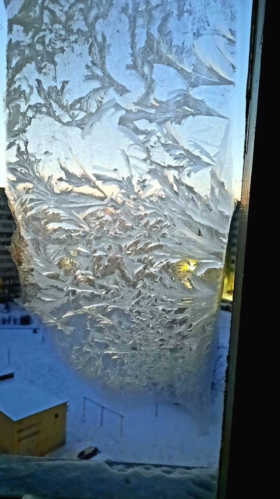Застеклю  окно своё хрусталём.. Ледяным застывшим в капле огнём...