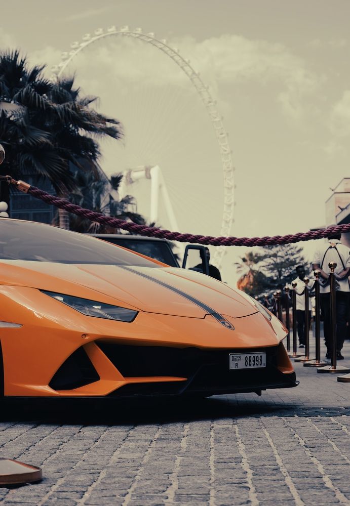 Типичный, по мнению некоторых, транспорт в Дубае