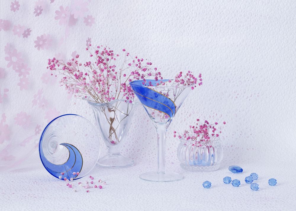 Натюрморт с гипсофилой и бусинами