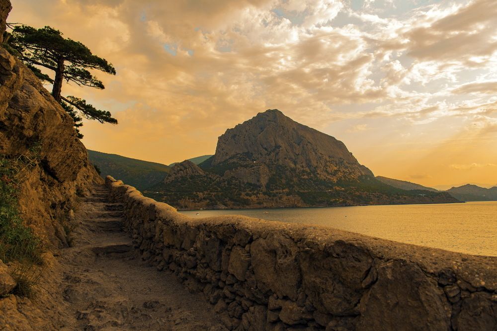 На рассвете.