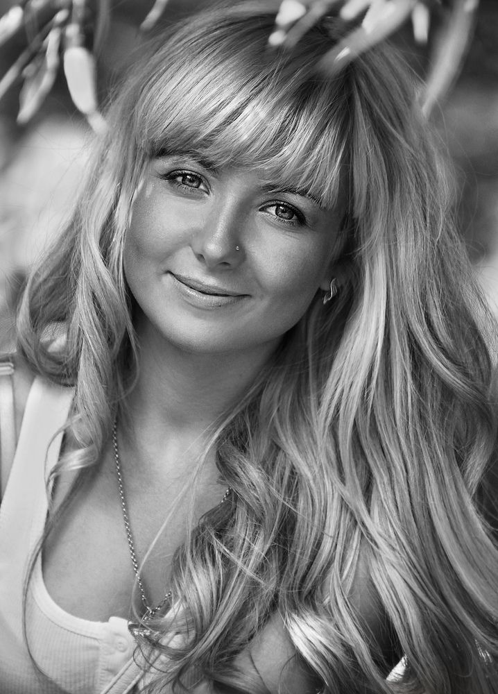 Легкий ветерок в ее волосах, добрые мысли в глазах ;)