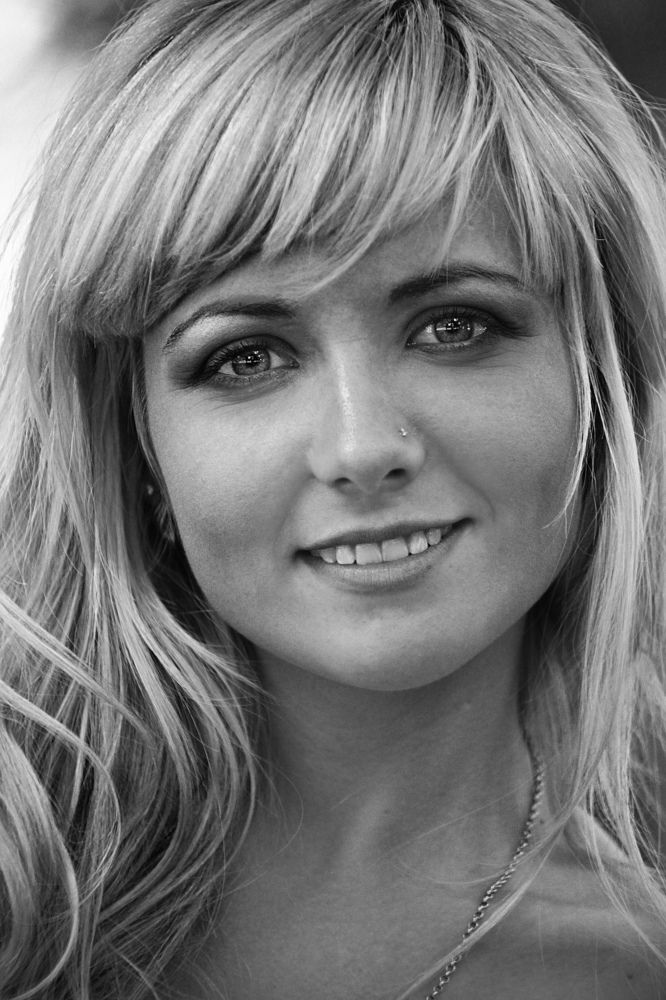 Девушка с искрящимся взглядом!